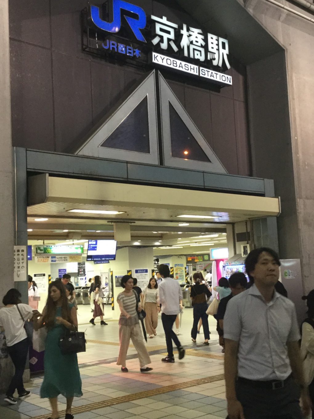 JR京橋駅北口を出てすぐ右、もしくは、